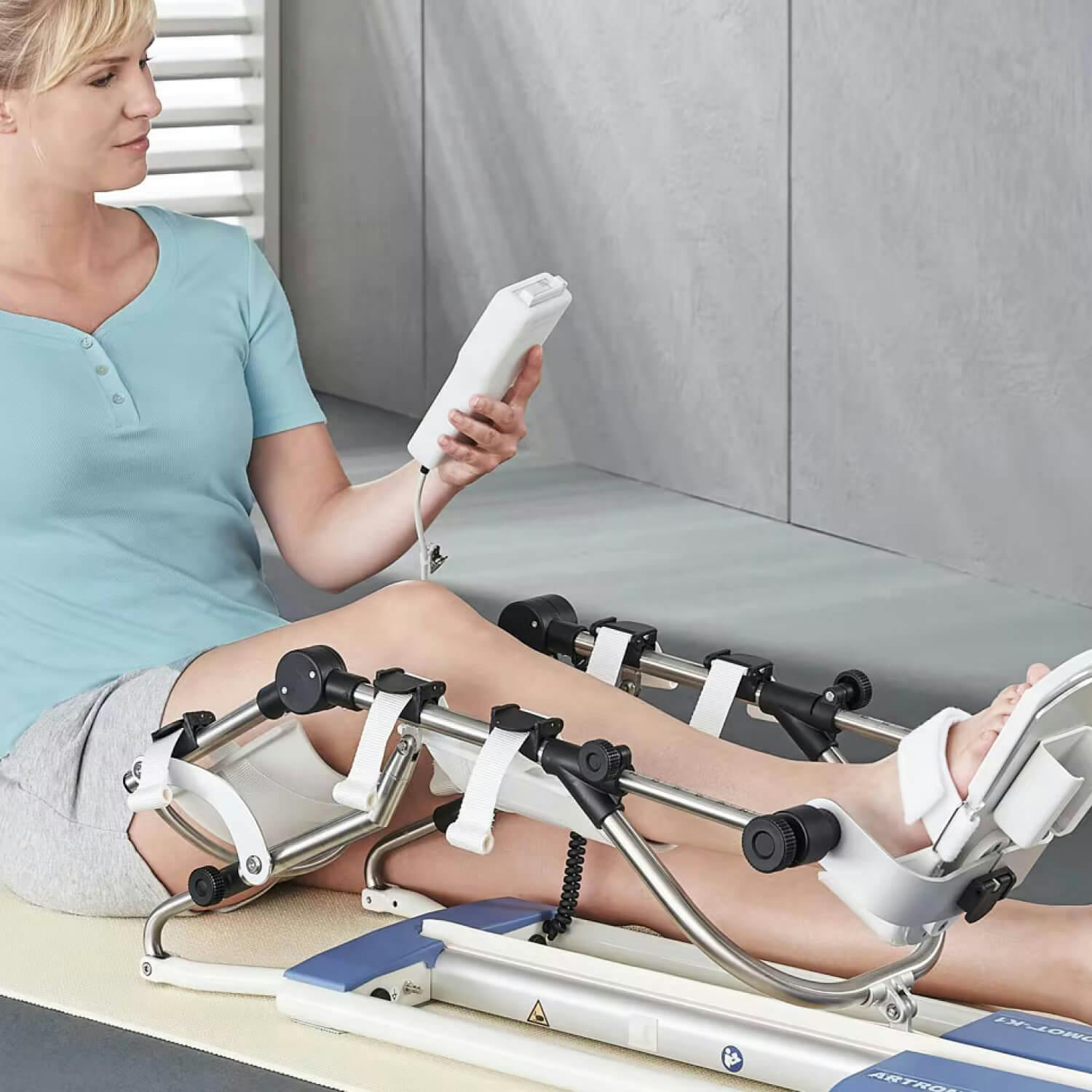 ARTROMOT®-K1 Imagebild Praxis Motorisierte Bewegungsschiene für das Knie- und Hüftgelenk