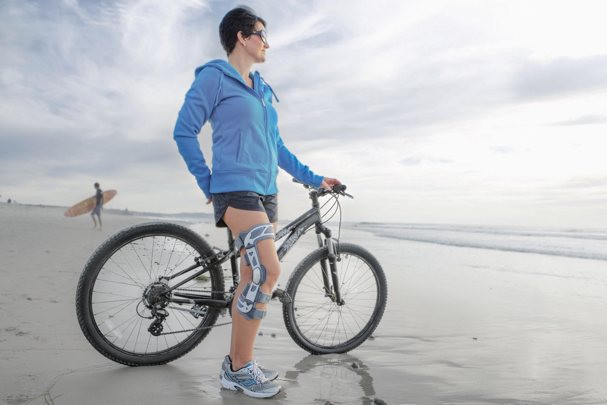 DONJOY® 4Titude® OA Nano™ Imagebild Frau mit Fahrrad am Strand