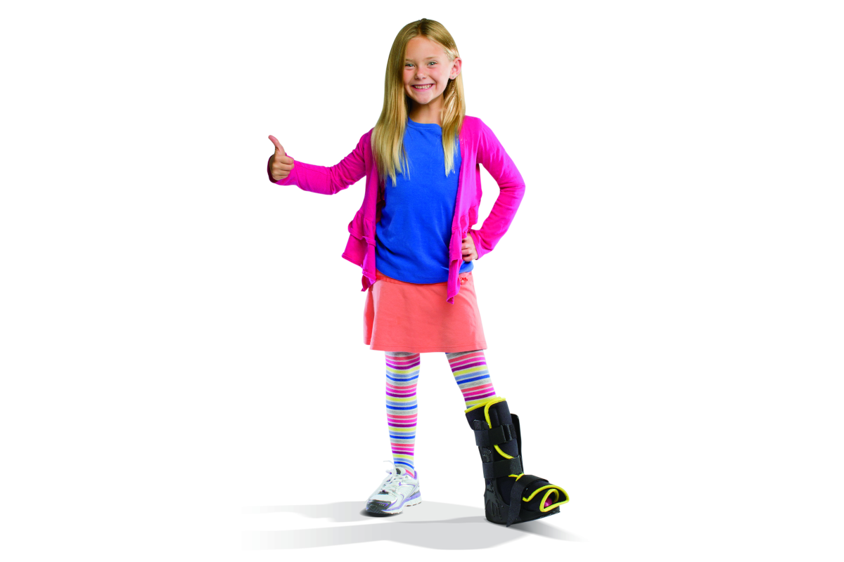 Imagebild PROCARE® MiniTrax™ Walker Large gelb Tragebild Mädchen Daumen hoch, Unterschenkel-Fuß-Orthese zur Immobilisierung für die Versorgung von Kindern