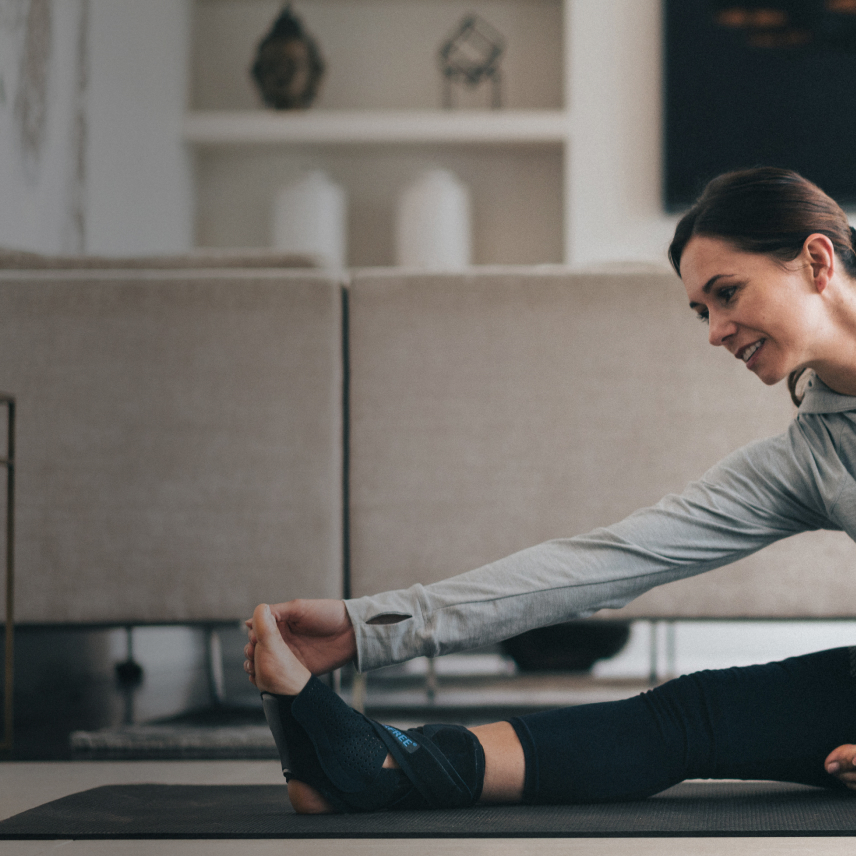 AIRCAST® Airfree® Imagebild Frau beim Yoga Dehnen